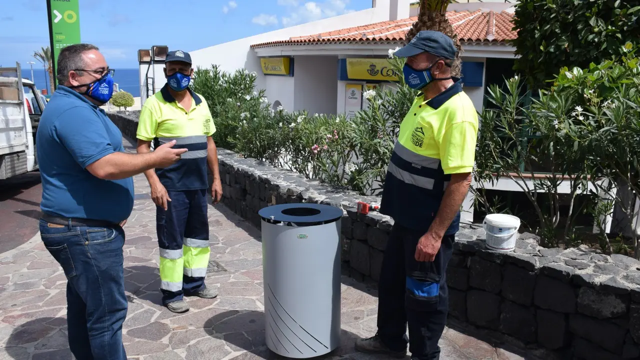 Foto instalaci&oacute;n de nuevas papeleras_Fotor