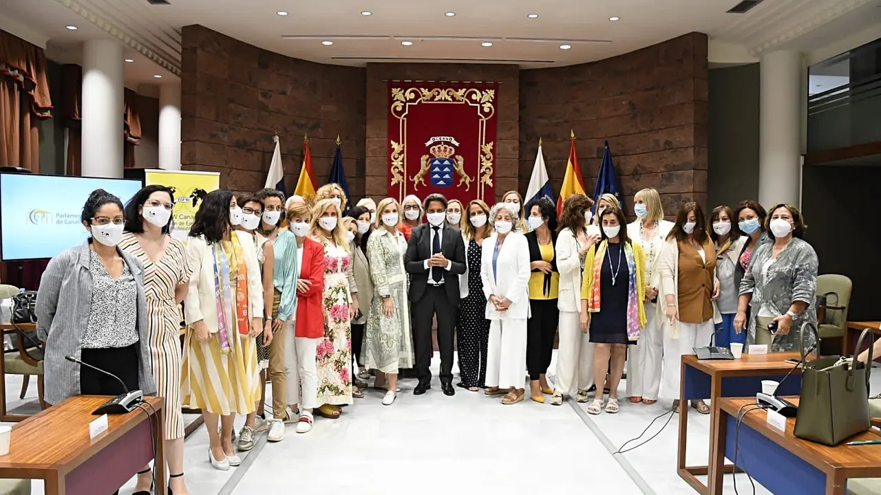 Gustavo Matos, el Presidente del Parlamento de Canarias con las Presidentas de BPW Canarias_Fotor