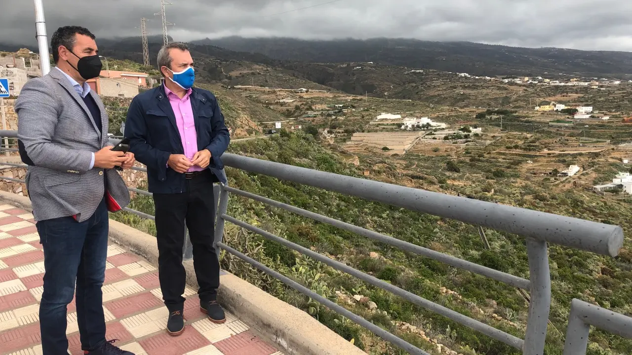 Valent&iacute;n Gonz&aacute;lez &Eacute;vora y Andr&eacute;s Mart&iacute;nez durante una visita a Arico_Fotor