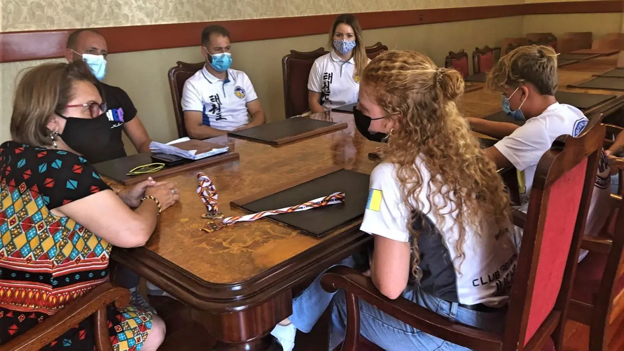 Alcaldesa recibe hermanos deportistas Kickboxing_Fotor