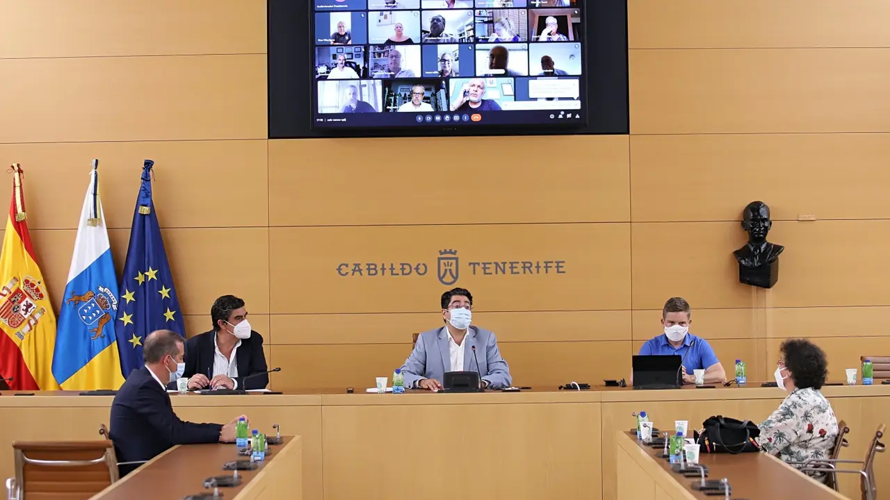 El presidente del Cabildo de Tenerife se ha reunido con gran parte del cuerpo consular_9794_Fotor