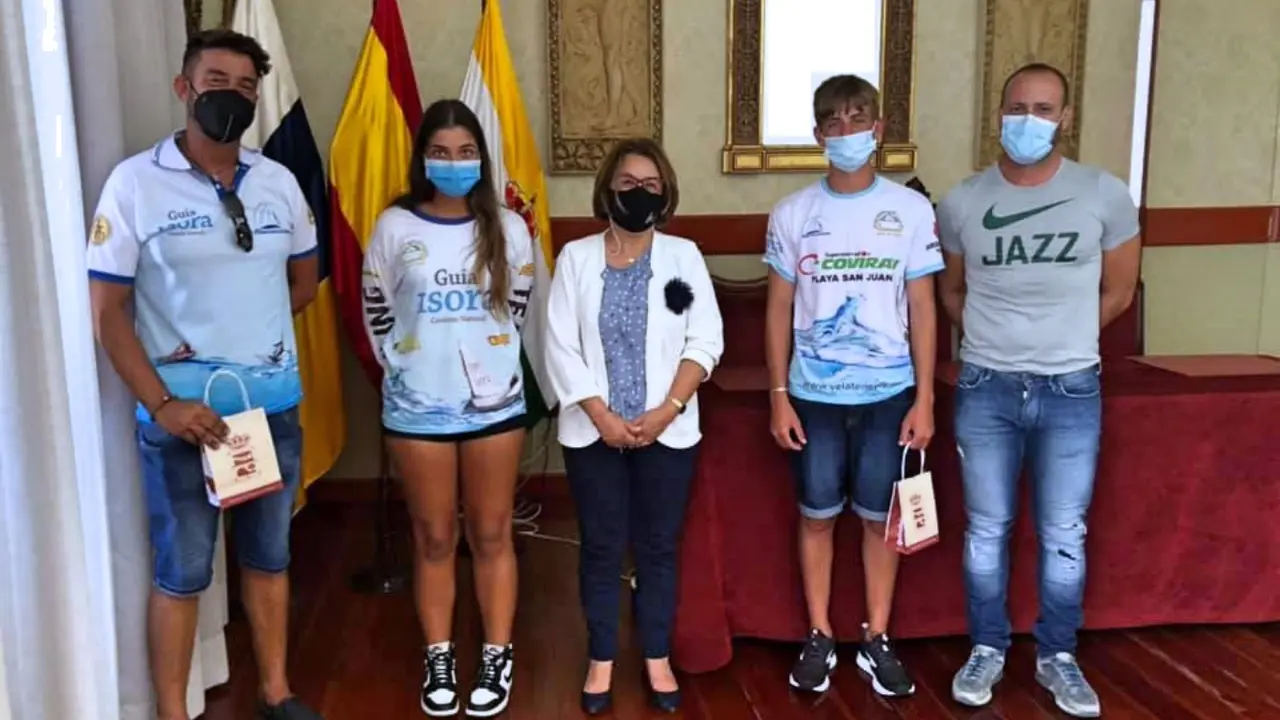 Alcaldesa y regatistas isoranos, Pa&uacute;l Santos y entrenador_Fotor