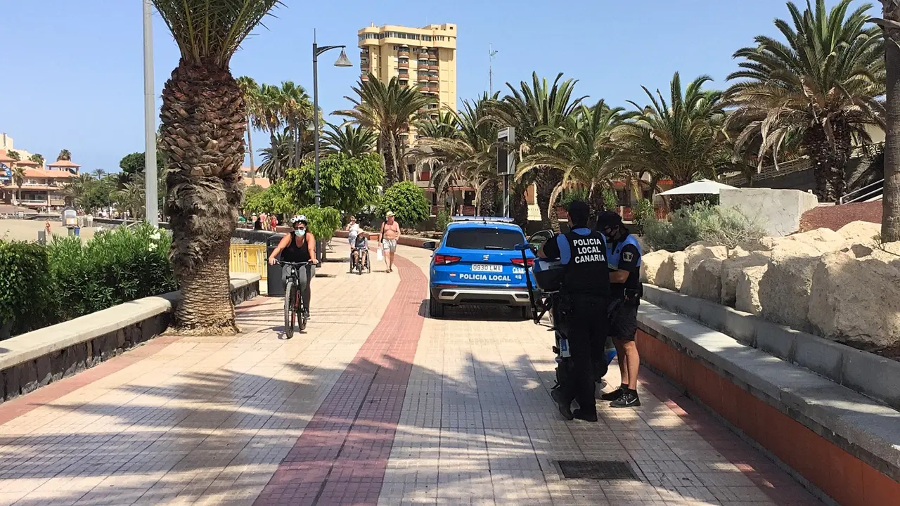 Polic&iacute;a Local vigila paseo marit&iacute;mo 97_Fotor