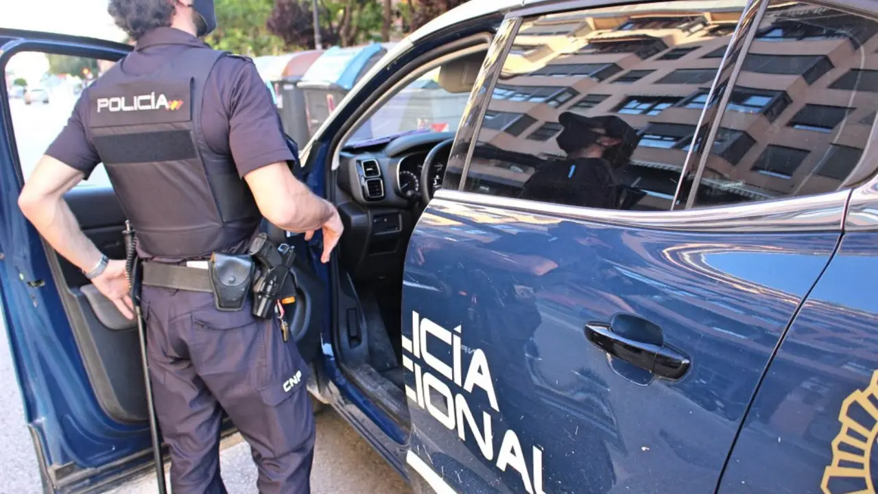 hombre-policia-nacional-chaleco-antibalas-1068x712_Fotor