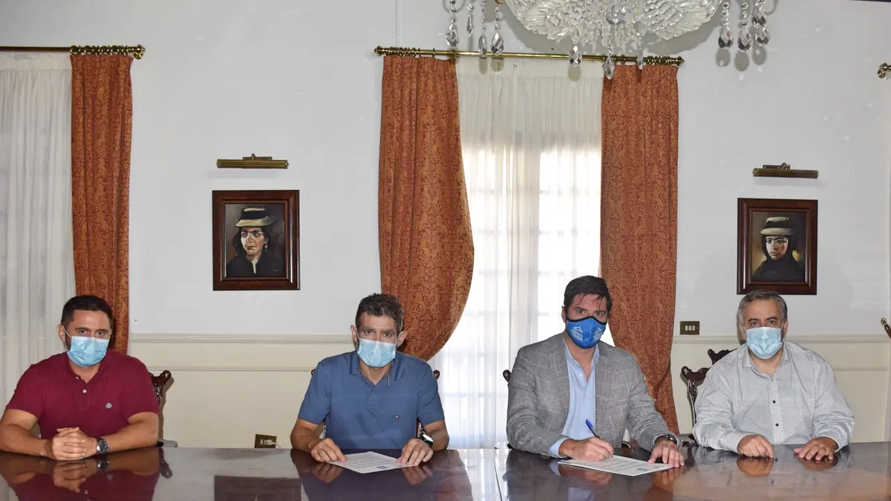 Foto de la firma de la pr&oacute;rroga del convenio con Entemanser_Fotor