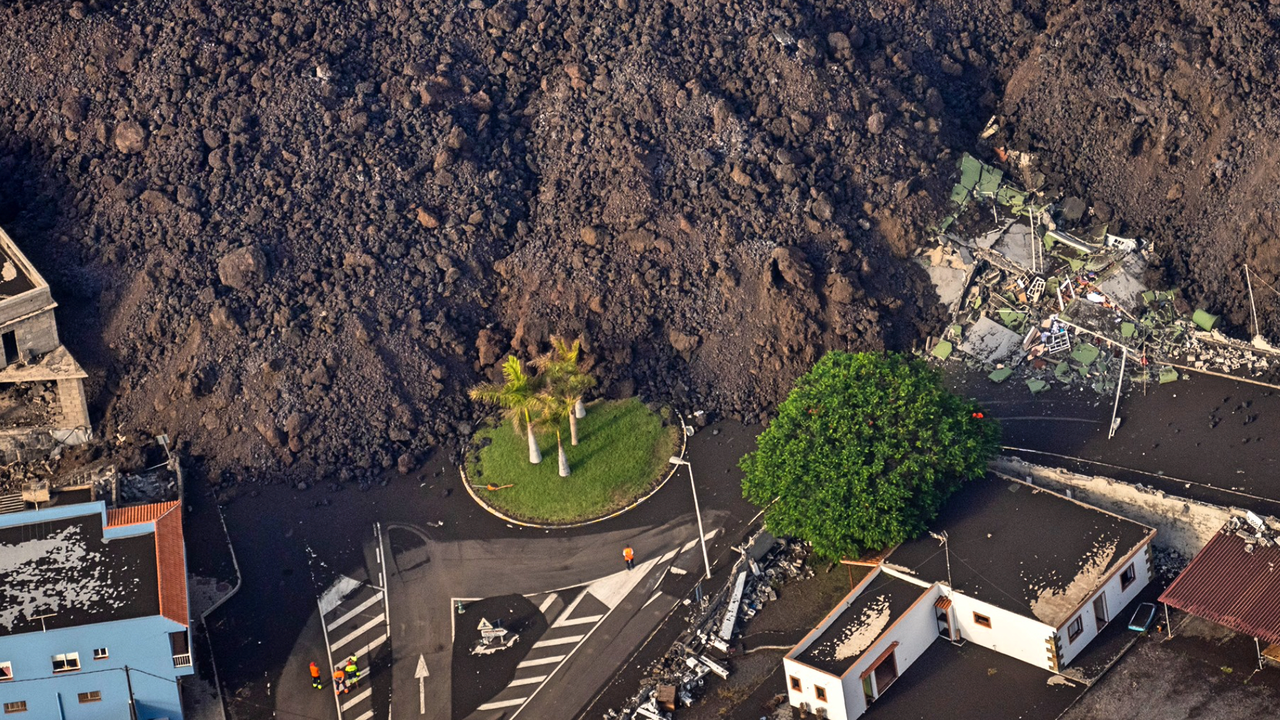 La lava llega a Todoque a 2021-09-24 a las 23