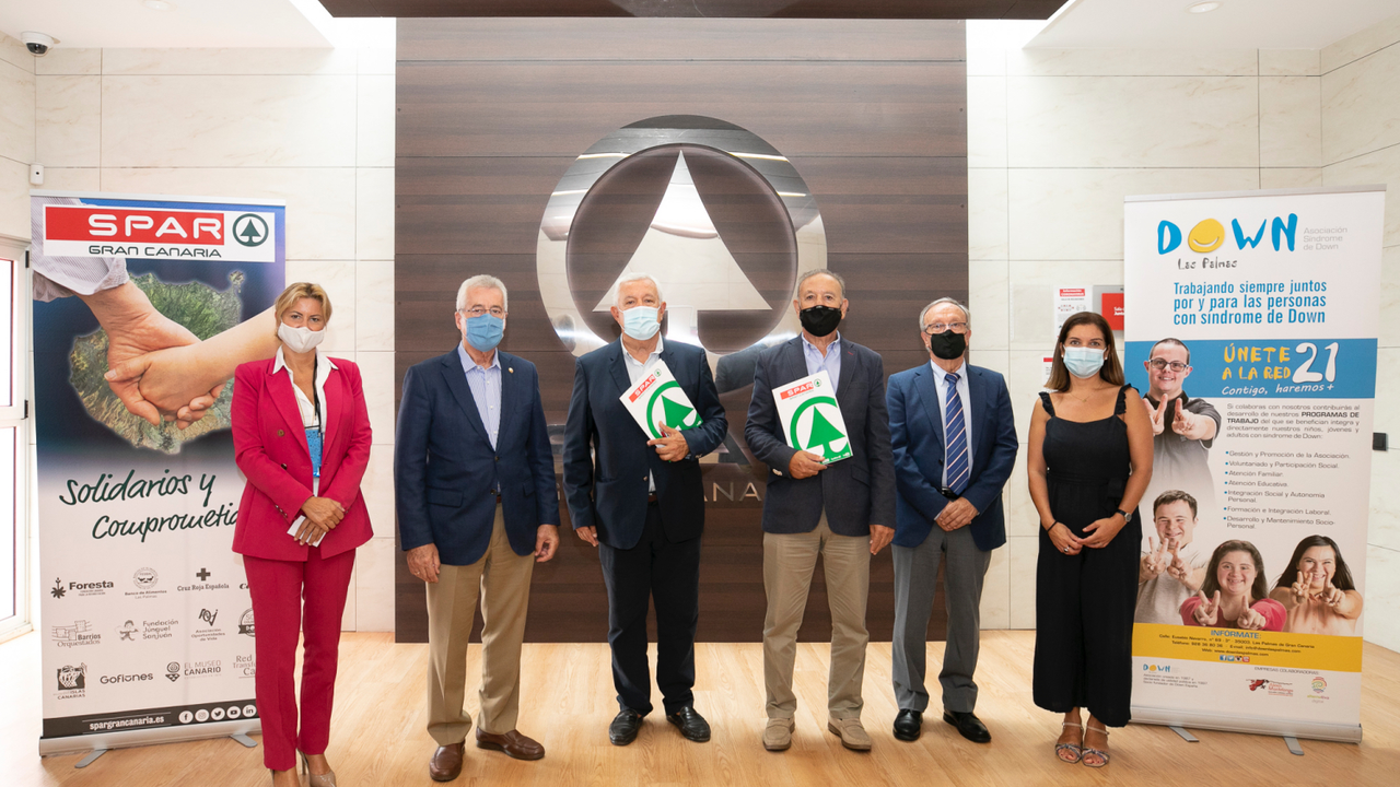 Los representantes de SPAR Gran Canaria junto a los de la Asociaci&oacute;n tras la firma del convenio(1)