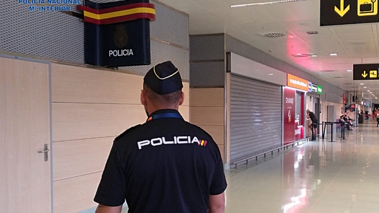 Polic&iacute;a Nacional aeropuerto 20(1)