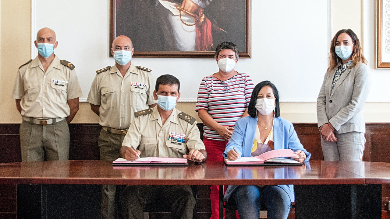 Militares sangre la firma del convenio(1)