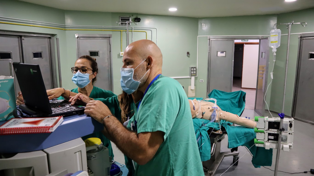 Foto Instante de un taller de simulaci&oacute;n de situaciones cr&iacute;ticas en quir&oacute;fano con un robot(1)