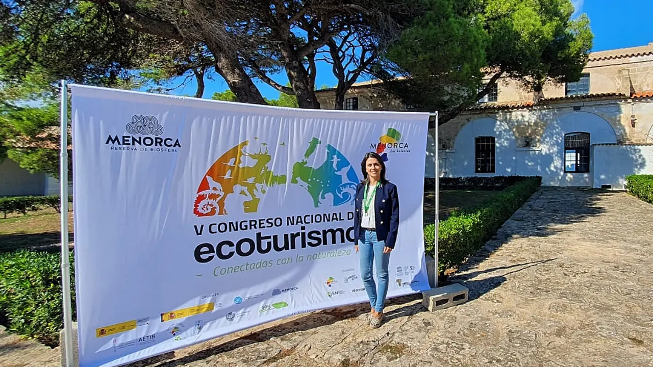Foto concejala de Turismo y Crecimiento Sostenible en congreso(1)