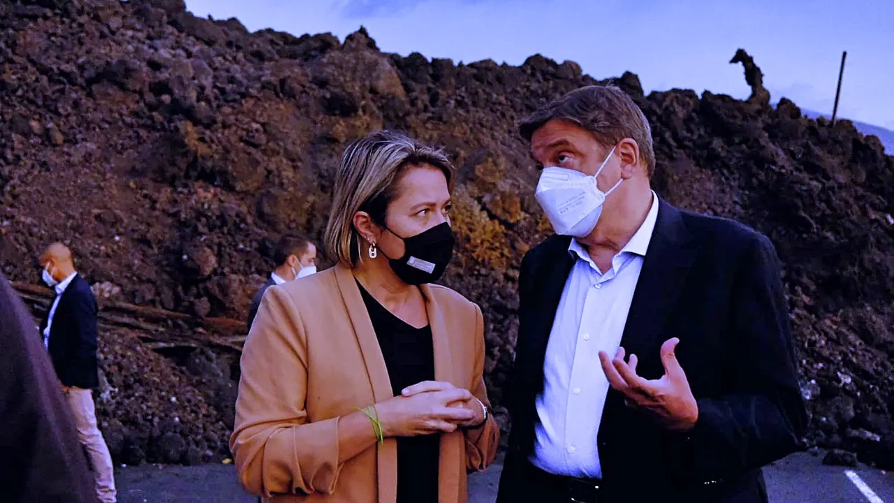 La consejera Alicia Vanoostende y el ministro Luis Planas en una visita reciente a La Palma(1)