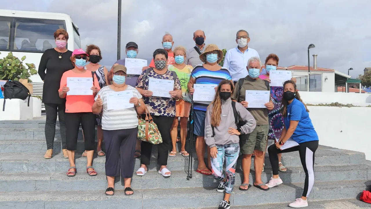 El Gobierno local hace la entrega de diplomas de los talleres de h&aacute;bitos de vida saludable a los mayores de Arico(1)