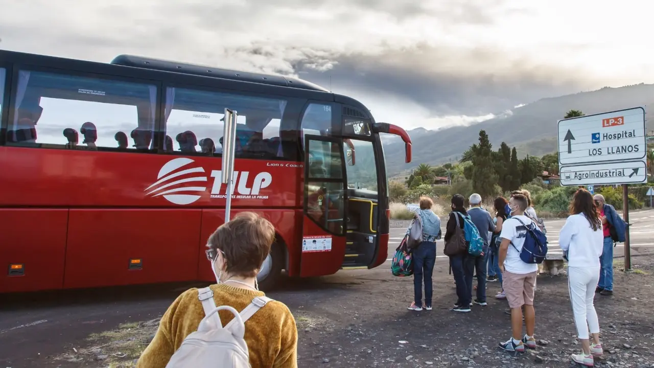 Volc&aacute;n La Palma turistas AY5tyy