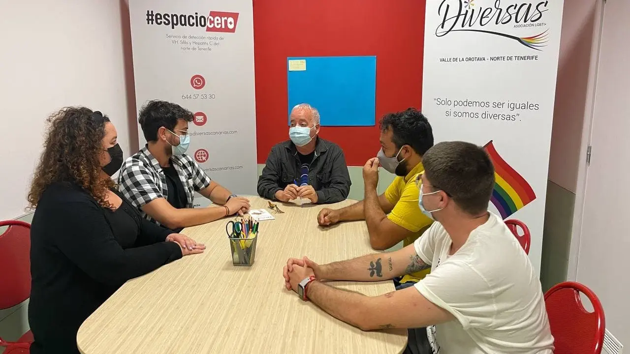 Visita del consejero David Carballo a la asociaci&oacute;n Diversas LGTBI