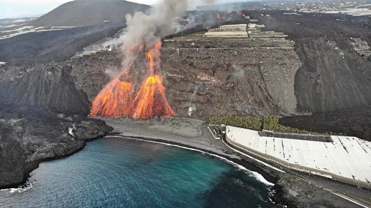 091121 La lava llega al acantilado de la playa de Los Guirres