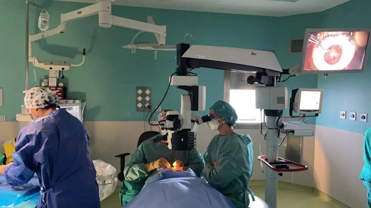 FOTO Detalle intervenci&oacute;n de cataratas en el Hospital del Sur de Tenerife(1)