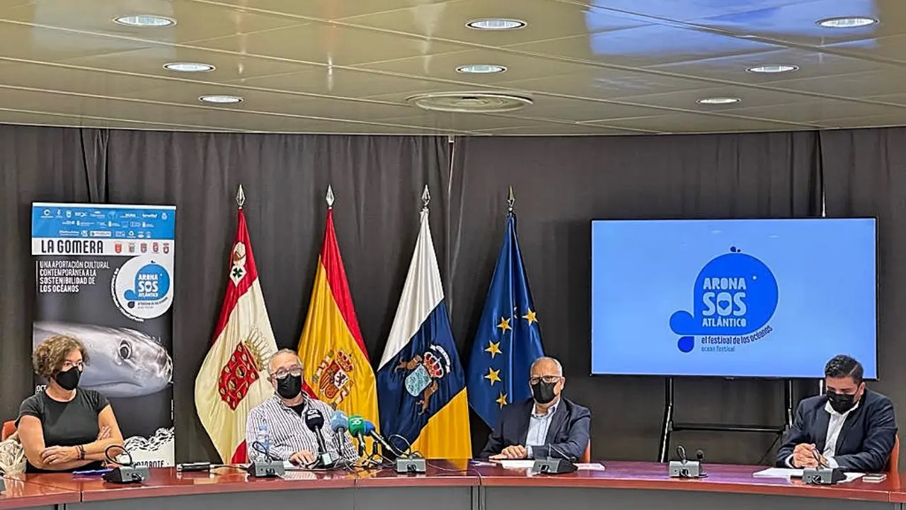 261121 Casimiro Curbelo y Mart&iacute;n Rivero durante la rueda de prensa de presentaci&oacute;n del Festival Arona SOS Atl&aacute;ntico