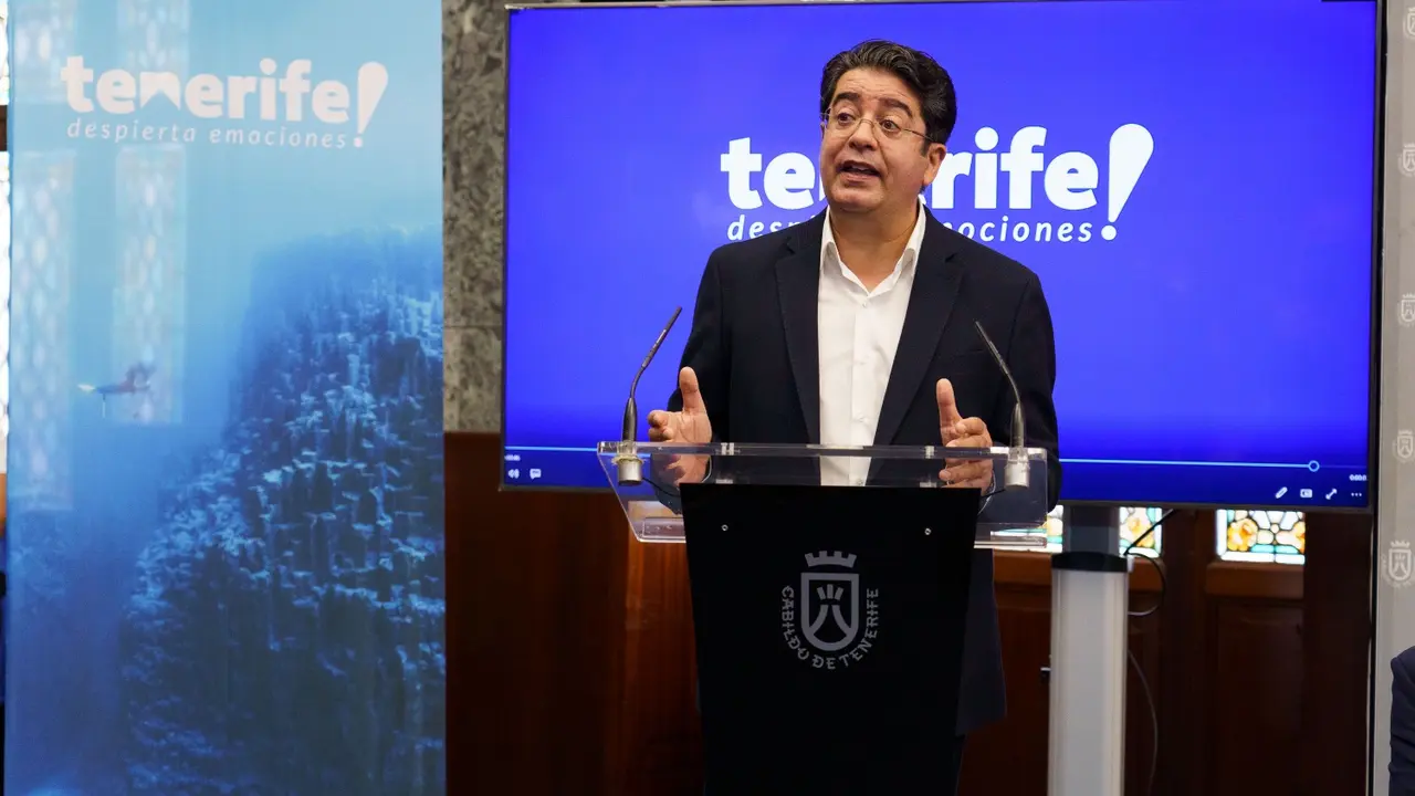 

El presidente del Cabildo de Tenerife, Pedro Mart&iacute;n, ha valorado la oportunidad que supone contar con la &eacute;lite del tenis femenino y masculino para incidir en la promoci&oacute;n de la isla como destino para la celebraci&oacute;n de eventos de prestigio al aire libre
El Tenerife Ladies Open femenino ser&aacute; del 18 al 24 de octubre, y el Challenger masculino del 1 al 7 de noviembre, y ambas pruebas tendr&aacute;n lugar en el Abama Tennis Academy, situado en Gu&iacute;a de Isora

Tenerife se convertir&aacute; en las pr&oacute;ximas semanas en referente mundial del tenis al acoger a dos torneos de primer nivel. Del 18 al 24 de octubre, acoger&aacute; el Tenerife Ladies Open del WTA 250, y del 1 al 7 de noviembre, el Challenger masculino de la ATP. Las pruebas, que se celebrar&aacute;n en Abama Tennis Academy, ubicado en Gu&iacute;a de Isora, contar&aacute;n con estrellas de este deporte, entre ellas con Elina Svitolina, n&uacute;mero siete del ranking mundial. 
El presidente del Cabildo de Tenerife, Pedro Mart&iacute;n, present&oacute; hoy ambas citas deportivas con las que la isla pretende situarse en el epicentro del deporte de &eacute;lite por sus excelencias clim&aacute;ticas, pero tambi&eacute;n de infraestructuras deportivas y de alojamiento. &ldquo;Se trata de una oportunidad de lujo para ver a primeras raquetas del tenis mundial y que podr&aacute; ser seguido por televisi&oacute;n en 150 pa&iacute;ses; lo que nos permitir&aacute;, adem&aacute;s, visibilizarnos a&uacute;n m&aacute;s como centro de celebraci&oacute;n de eventos de primer orden al aire libre&rdquo;, explic&oacute;.
Por su parte, el director de los torneo, el tenista grancanario y ex n&uacute;mero 5 del mundo en la disciplina de dobles, David Marrero, expres&oacute;, por su parte, &ldquo;la oportunidad que generan estas citas para la isla como destino para el deporte&rdquo;, pero tambi&eacute;n, &ldquo;en el &aacute;mbito estrictamente profesional, para los y las tenistas, ya que se trata de torneos puntuables que podr&aacute;n decidir su futuro inmediato&rdquo;.
De hecho, &ldquo;en el caso del Ladies Open&rdquo;, explic&oacute; que &ldquo;la tenista ucraniana Elina Svit&oacute;lina, que viene como cabeza de serie y que es, actualmente, la n&uacute;mero 7 del mundo, se juega, nad