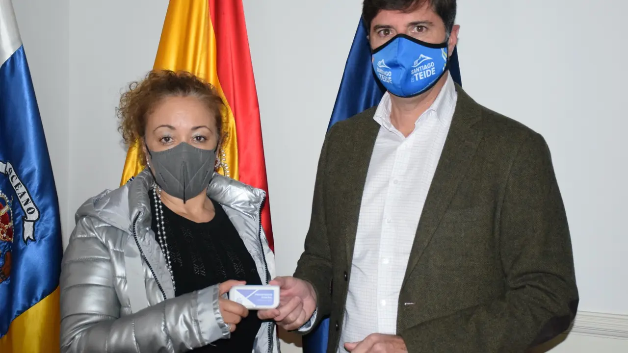 El Alcalde y la concejala de Gobernaci&oacute;n mostrando pendrive de presupuesto para 2022