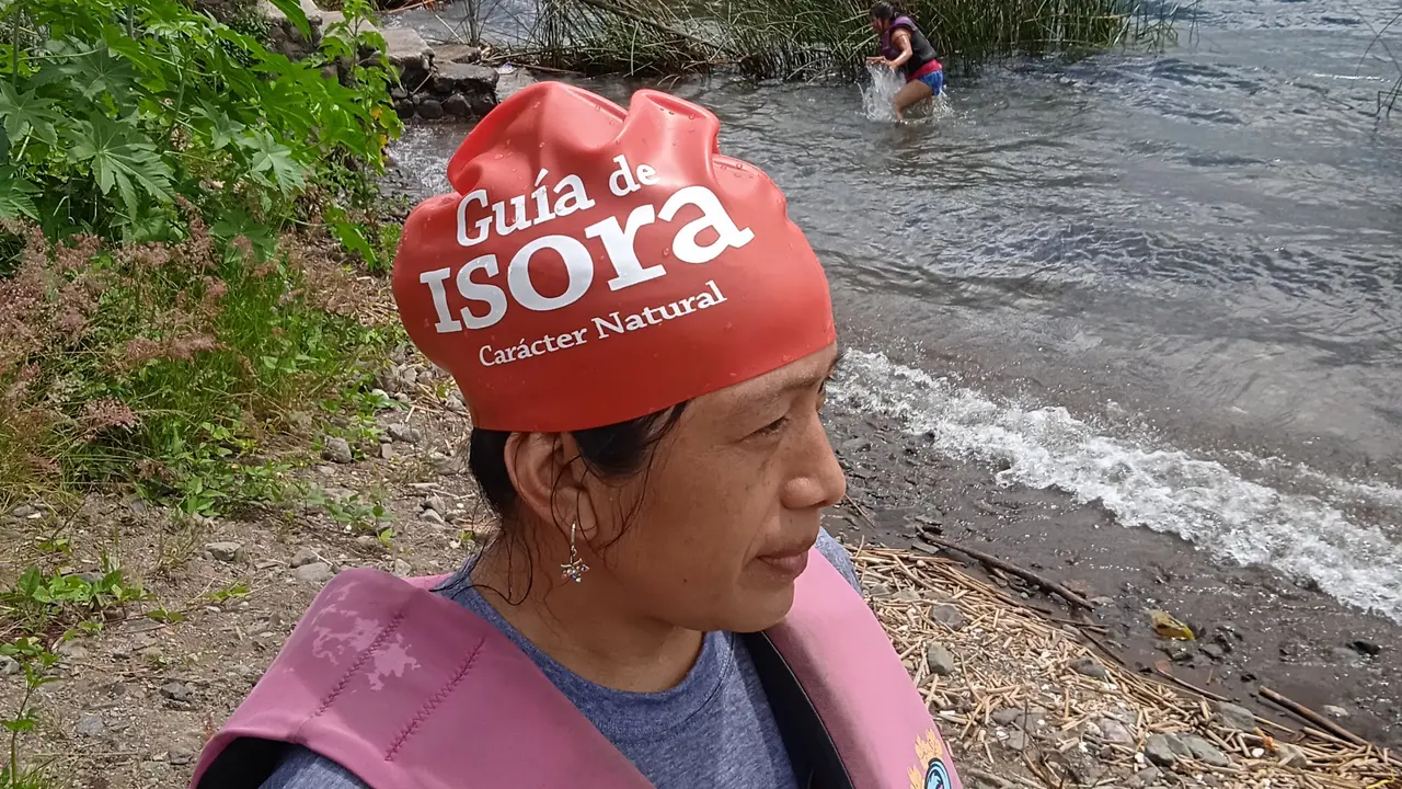 Mujer boliviana aprende a nadar en el lago Atitl&aacute;n(1)
