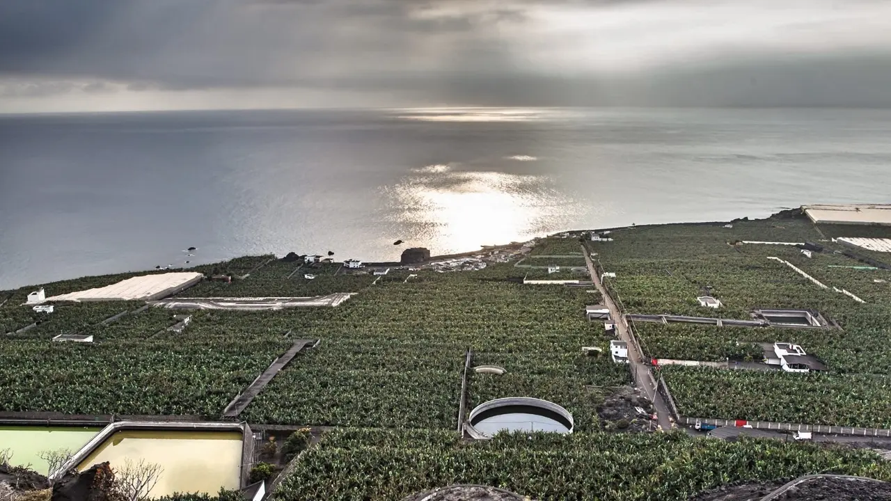 Vista del n&uacute;cleo de La Bombilla y costa de Tazacorte desde el Mirador de Las Hoyas
