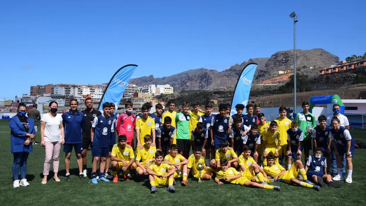 Foto de las dos selecciones finalistas del torneo_Fotor