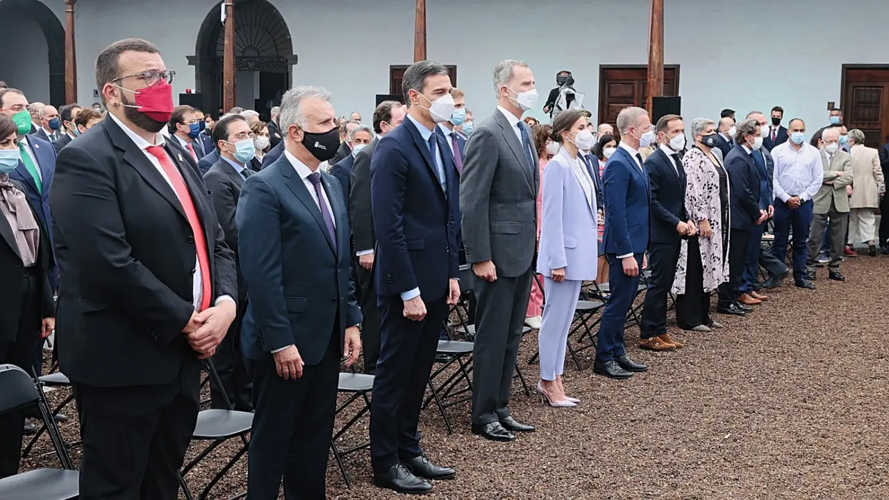 Sus Majestades los Reyes junto al resto de autoridades y personalidades durante la interpretaci&oacute;n del Himno Nacional