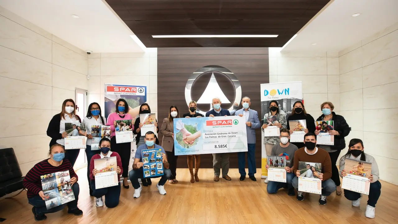 La 'Familia SPAR' entrega a los representantes de la Asociaci&oacute;n el cheque simb&oacute;lico_Fotor