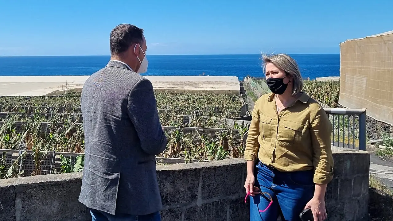 La consejera Alicia Vanoostende en una visita a las fincas de pl&aacute;tano afectadas por el volc&aacute;n(1)