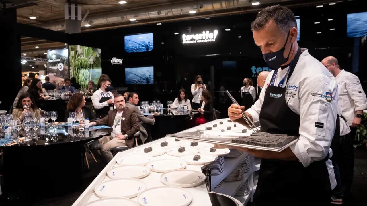 Profesionales de 25 restaurantes y alumnado de cocina y sala despliegan el talento de Tenerife en Madrid Fusi&oacute;n
Rosal&iacute;a D&iacute;az (Qapac) y Braulio Simancas (Silbo Gomero) disertan en dos ponencias sobre los 400 a&ntilde;os de la llegada de la papa de Per&uacute; a la isla y sobre la exquisitez de los pescados y mariscos tinerfe&ntilde;os
El estand de Tenerife en Madrid Fusi&oacute;n acoge durante estos tres d&iacute;as de congreso internacional a profesionales de 25 restaurantes que abarcan todo el territorio insular, que despliegan el talento culinario y la diversidad de propuestas gastron&oacute;micas que ofrece la isla. A ellos se suma un equipo de cocina y sala del alumnado de los IES Punta Larga y Arico, que est&aacute;n trabajando y adquiriendo experiencia en este encuentro de relevancia internacional.

Adem&aacute;s, cocineros de gran prestigio como Mart&iacute;n Berasategui, Susi D&iacute;az, Joan Roca o Pedro Subijana, han visitado el estand de Tenerife y han podido probar algunas de las elaboraciones que se han ofrecido a lo largo de la jornada. La ministra de Turismo, Reyes Maroto, y el ministro de Agricultura, Luis Planas, han mantenido tambi&eacute;n un breve encuentro con el presidente del Cabildo, Pedro Mart&iacute;n; el consejero insular de Agricultura, Ganader&iacute;a y Pesca, Javier Parrilla; y la directora insular de Turismo, Laura  Castro. 

Pedro Mart&iacute;n ha destacado &ldquo;el enorme inter&eacute;s de todas las personas que se han acercado a degustar las exquisiteces que est&aacute;n ofreciendo los y las profesionales de Tenerife, tanto en el &aacute;mbito de la cocina como de los vinos, adem&aacute;s de la representaci&oacute;n de la artesan&iacute;a. Es un orgullo que podamos estar aqu&iacute;, en un congreso internacional del m&aacute;s alto nivel, apoyando desde el Cabildo a nuestra gastronom&iacute;a y a los productos del sector primario, que est&aacute;n teniendo una aceptaci&oacute;n muy importante entre los visitantes de Madrid Fusi&oacute;n&rdquo;.

La jornada de hoy en Madrid Fusi&oacute;n se inici&oacute; con un desayuno, a cargo los cocineros Jes&uacute;s Camacho y Dulce Acevedo, acompa&ntilde;ado con vinos de Ycoden-Daute-Isora y Valle de G&uuml;&iacute;mar. 