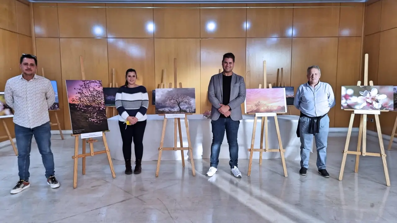 Foto concejal con jurado y fotograf&iacute;as ganadoras(1)