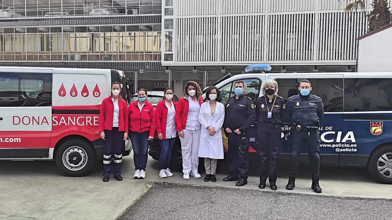 El equipo del ICHH junto a efectivos de la Polic&iacute;a Nacional(1)