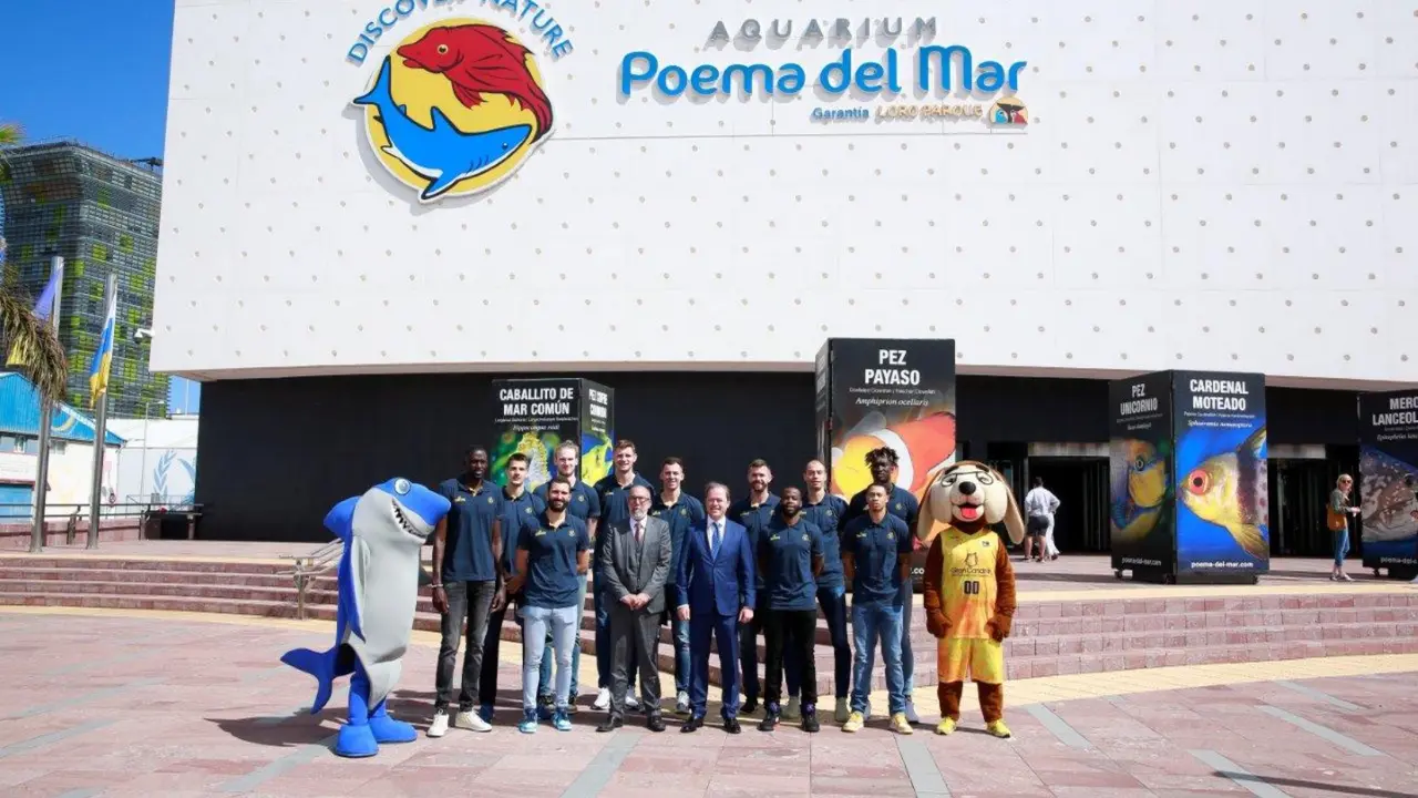 Los jugadores del Club Baloncesto Gran Canaria disfrutan de una visita al acuario Poema del Mar (2)(1)