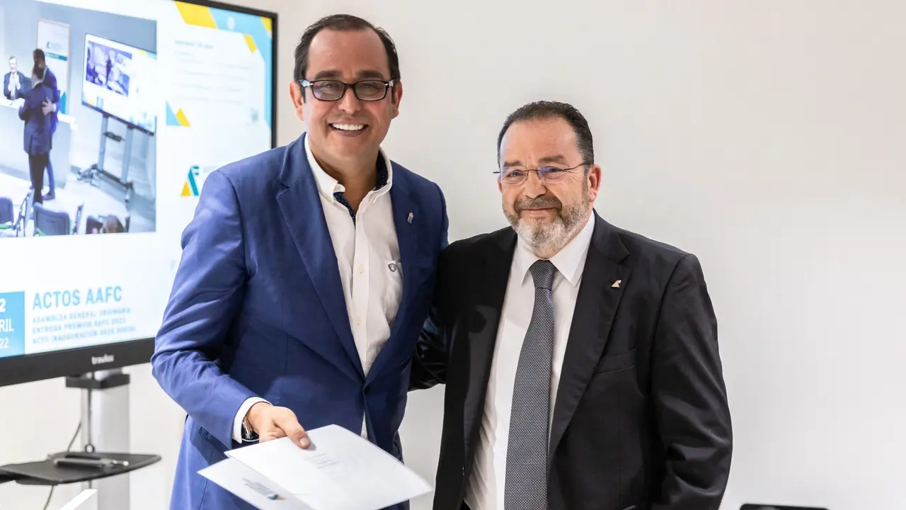 El viceconsejero de Econom&iacute;as, Bals Acosta, entrega el reconocimiento al presidente de la AAFC, Juan Luis Alay&oacute;n(1)