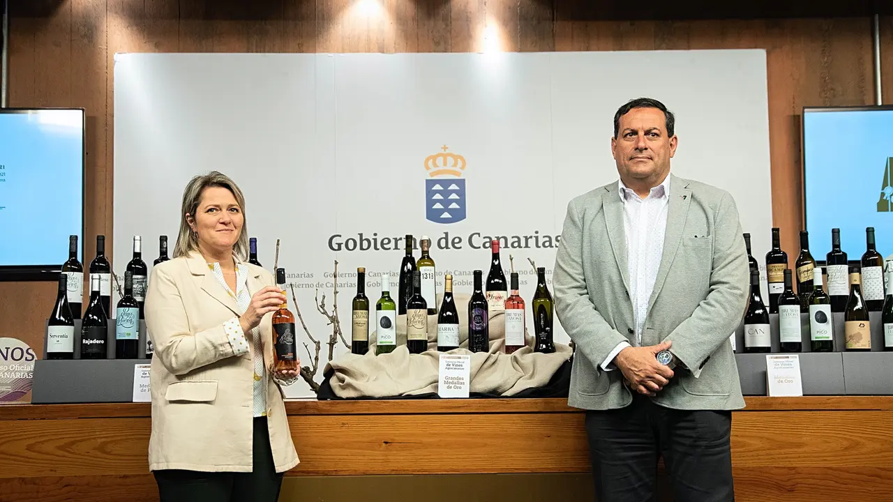 La cosnejera Alicia Vanoostende, con el vino ganador del consurso(1)