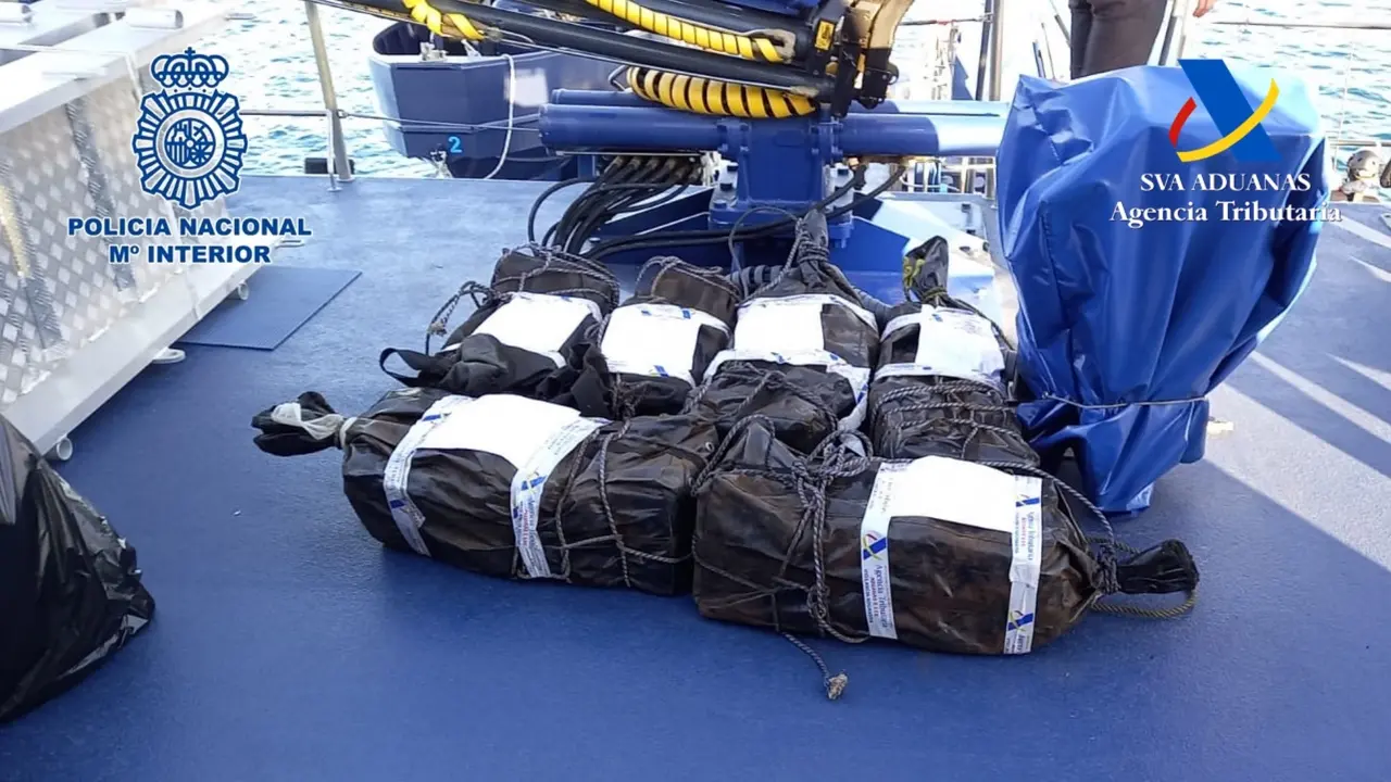 Caca&iacute;na polic&iacute;a barco -40(1)