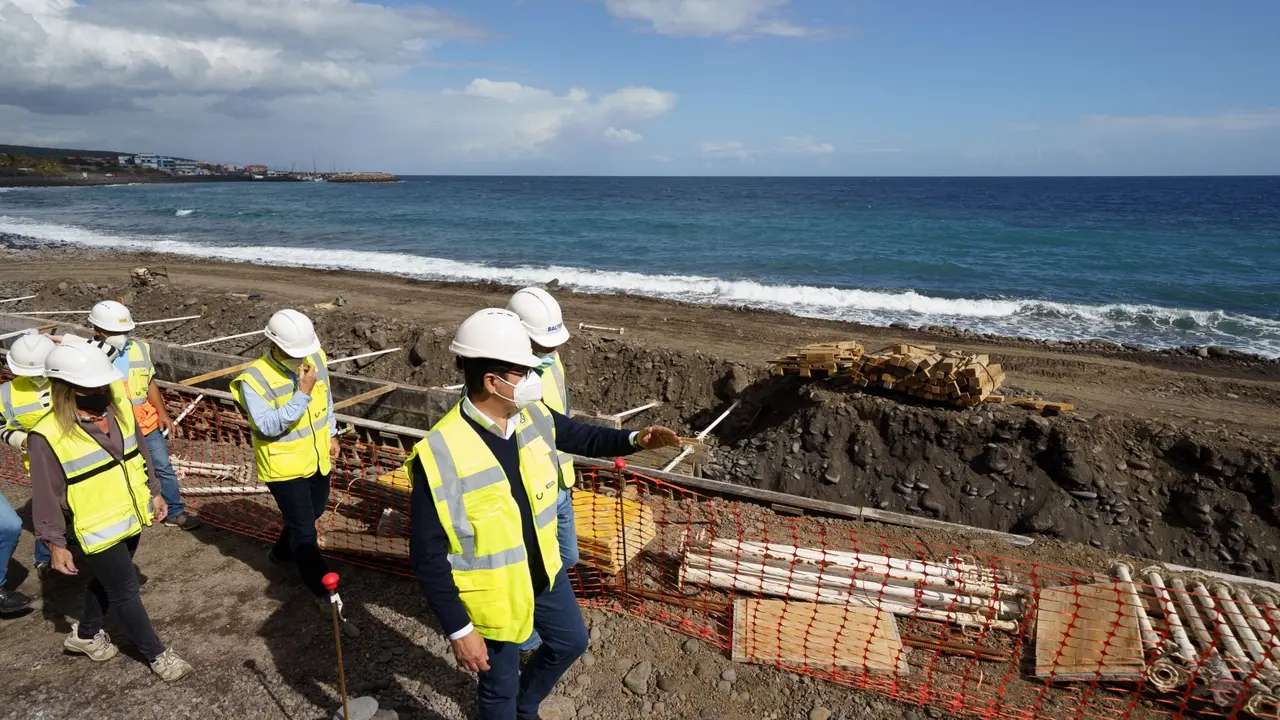 El Cabildo repara en solo 7 d&iacute;as la conducci&oacute;n de agua regenerada al sur y repone el servicio
El presidente insular, Pedro Mart&iacute;n, valora &ldquo;el esfuerzo y la alt&iacute;sima eficacia del personal de Balten&rdquo;, y resalta la importancia de que &ldquo;los trabajos de reparaci&oacute;n hayan finalizado una semana antes de lo previsto, lo que permitir&aacute; que el lunes el servicio est&eacute; restablecido&rdquo;
El consejero insular de Agricultura, Ganader&iacute;a y Pesca, Javier Parrilla, explica que los trabajos han consistido &ldquo;en la reposici&oacute;n del servicio mediante un nuevo trazado que garantizar&aacute; la ejecuci&oacute;n y dar&aacute; garant&iacute;a de permanencia de la obra&rdquo;
El Cabildo de Tenerife, a trav&eacute;s de Balsas de Tenerife (Balten), ha concluido los trabajos de reparaci&oacute;n de la tuber&iacute;a de la red de transporte de aguas regeneradas, tras la aver&iacute;a sufrida la semana pasada, a la altura del municipio de G&uuml;&iacute;mar. El lunes se iniciar&aacute; el llenado de la tuber&iacute;a y comenzar&aacute; a restablecerse el servicio. Ese mismo d&iacute;a se prev&eacute; que el agua vaya llegando al embalse de El Saltadero, en Granadilla de Abona. 

El presidente insular, Pedro Mart&iacute;n, que visit&oacute; las obras junto al consejero de Agricultura, Ganader&iacute;a y Pesca, Javier Parrilla; y la gerente de Balten, Ana S&aacute;nchez, valor&oacute; &ldquo;el esfuerzo y la alt&iacute;sima eficacia del personal de Balten ante este tipo de situaciones&rdquo;, y resalt&oacute; la importancia de que los trabajos de reparaci&oacute;n &ldquo;hayan finalizado en solo siete d&iacute;as, una semana antes de lo previsto&rdquo;. 

La tuber&iacute;a, de 62 kil&oacute;metros de longitud, suministra directamente a la balsa Valle San Lorenzo (Arona), que completa el sistema de almacenamiento de agua regenerada del sur de la isla, junto a las balsas de San Isidro y El Saltadero. 

Esta conducci&oacute;n de agua regenerada, que transporta por gravedad unos 300 litros por segundo (1.080 metros c&uacute;bicos por hora), se vio afectada el pasado jueves por la acci&oacute;n del oleaje y por unas obras realizadas por el ayuntamiento en una pista cercana a la instalaci&oacute;n hidr&aacute;ulica. 

En este sentido, Pedro Mart&iacute;n destac&oacute; l