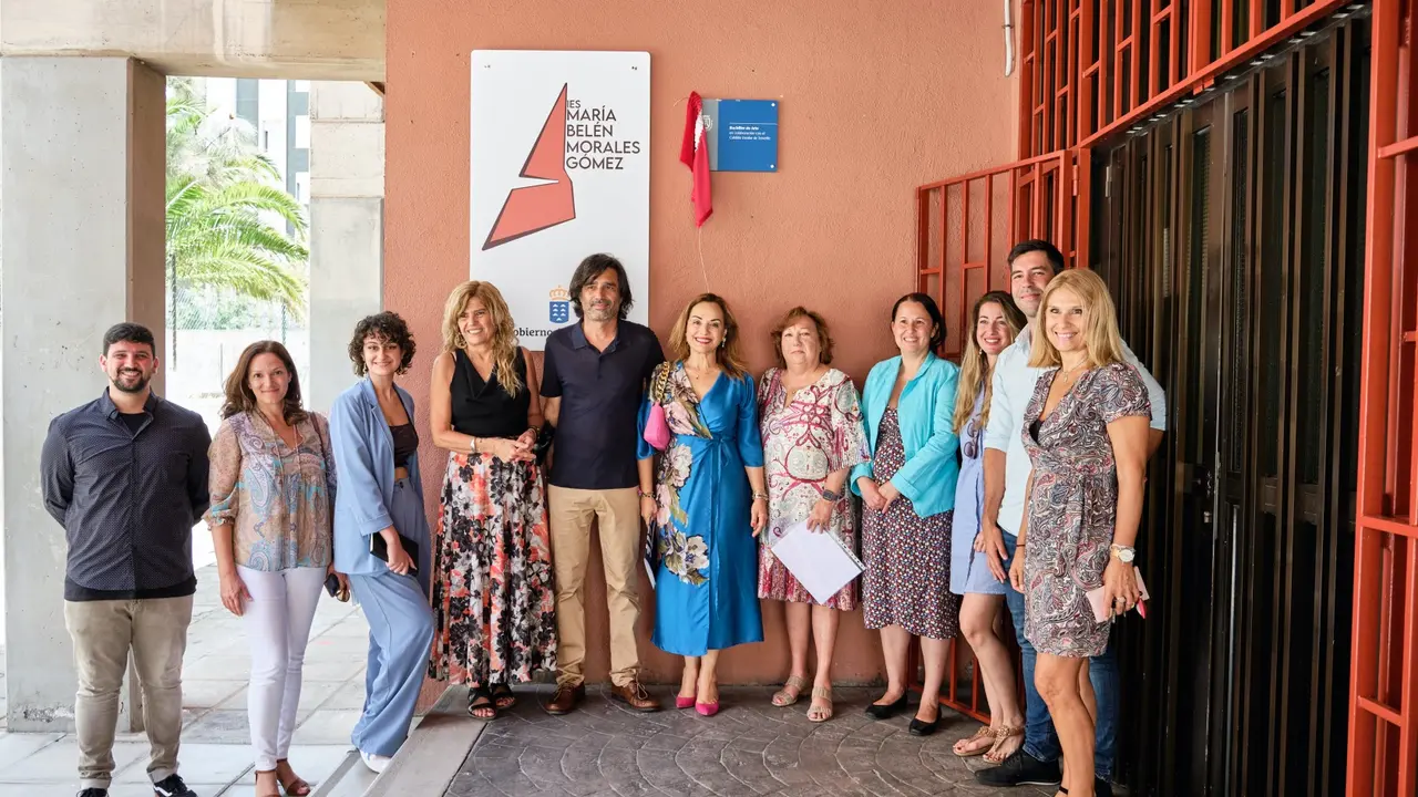 Colocaci&oacute;n placa en el IES Mar&iacute;a Bel&eacute;n Morales G&oacute;mez (antiguo IES Ofra) bachillerato art&iacute;stico. Berta P&eacute;rez, Concepci&oacute;n Rivero, Mar&iacute;a Jos&eacute; Belda e Isabel Bello &copy; Aar&oacute;n S. Ramos