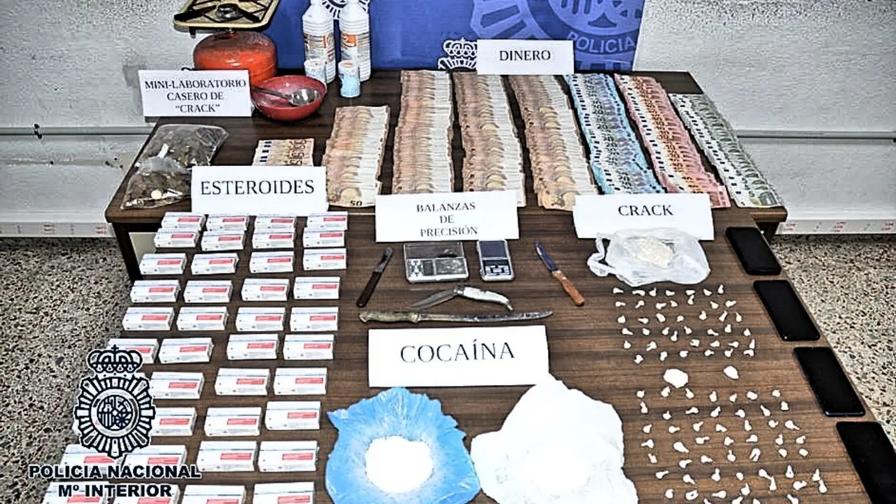 Polic&iacute;a drogas laboratorio