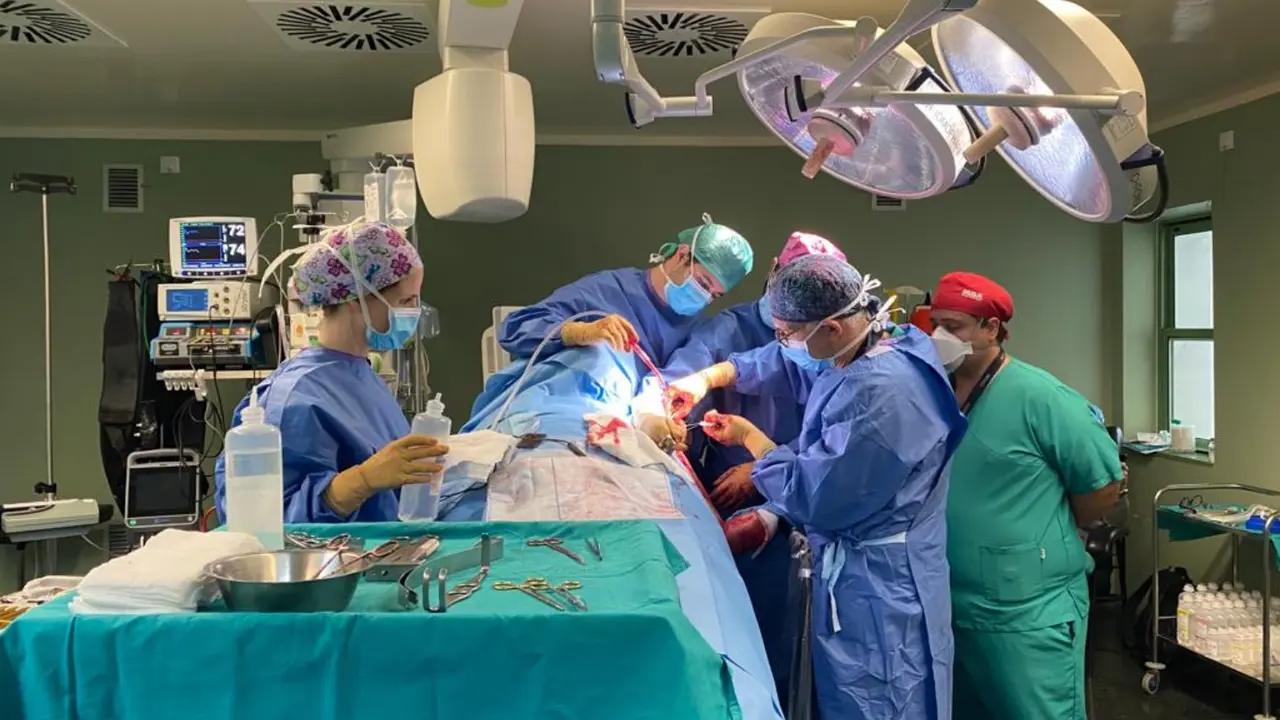 Operaci&oacute;n Candelaria osteos&iacute;ntesis del h&uacute;mero proximal aumentada con aloinjerto de peron&eacute;