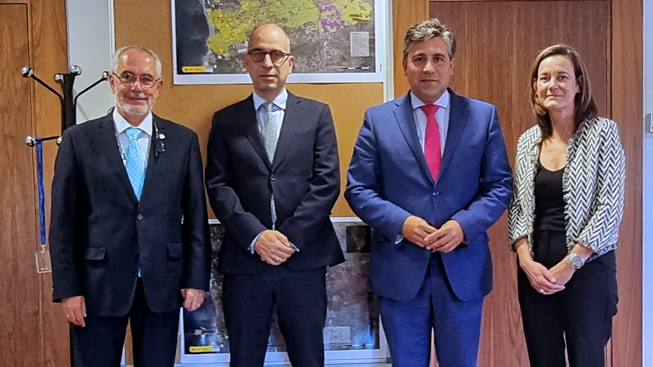 Comisionado especial del Gobierno de Espa&ntilde;a para la isla de La Palma; Pedro Fern&aacute;ndez, presidente de la Confederaci&oacute;n Nacional de la Construcci&oacute;n CNC y Maria Jos&eacute; Leg&uuml;ina, Secretaria General de la Fundaci&oacute;n Laboral de la Construcci&oacute;n,