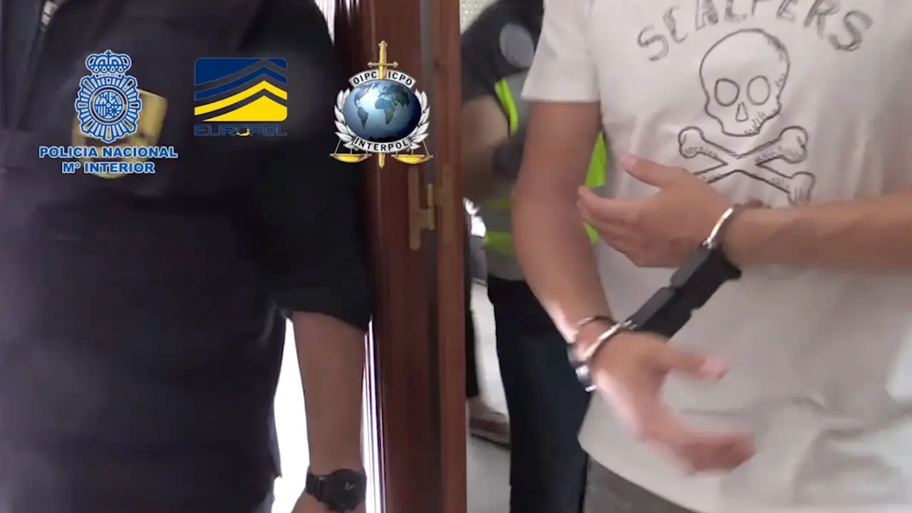 Polic&iacute;a ama&ntilde;o f&uacute;tbol