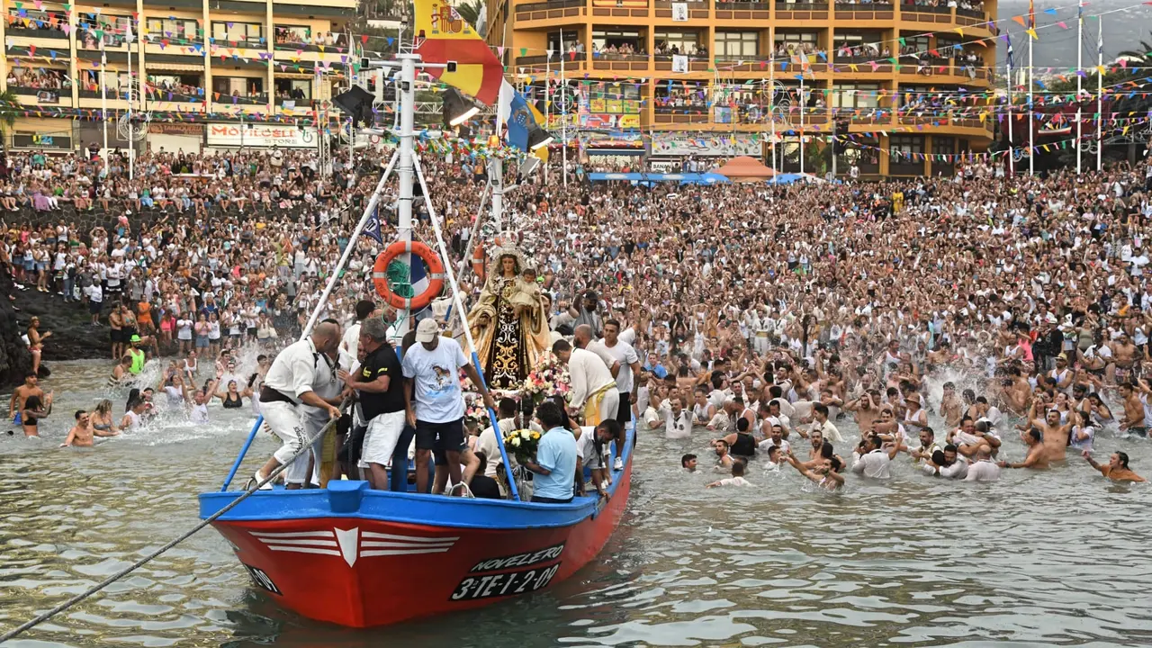 Embarcaci&oacute;n de la Virgen del Carmen en Puerto de la Cruz. Foto Mois&eacute;s ^&eacute;rez -2022-07-12-22-52-42(1)