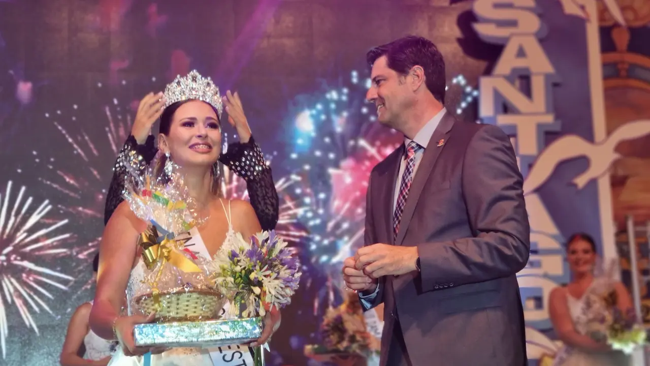 Foto de la nueva reina de las fiestas junto al alcalde(1)