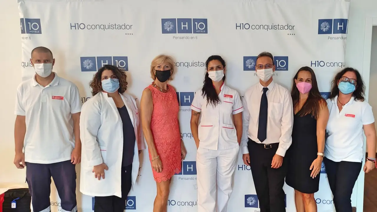 Equipo del ICHH junto a personal del Hotel(1)