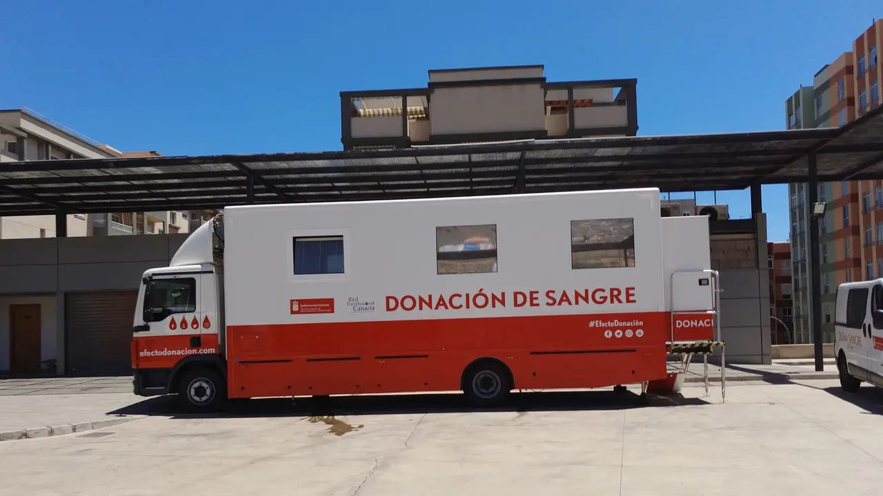 Unidad m&oacute;vil del ICHH en la estaci&oacute;n de guaguas de Candelaria(1)