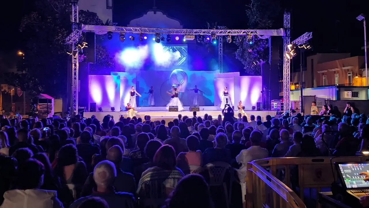 Gala Reina San Adr&eacute;s y Sauces 05e875(1)