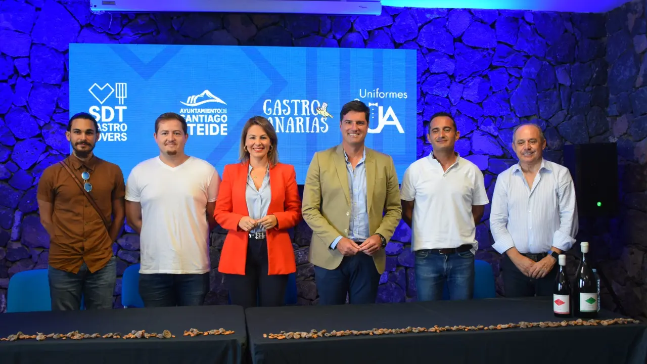 El alcalde junto a la concejala de Desarrollo Local y representantes de la marca gastron&oacute;mica local SDT GASTROLOVERS(1)