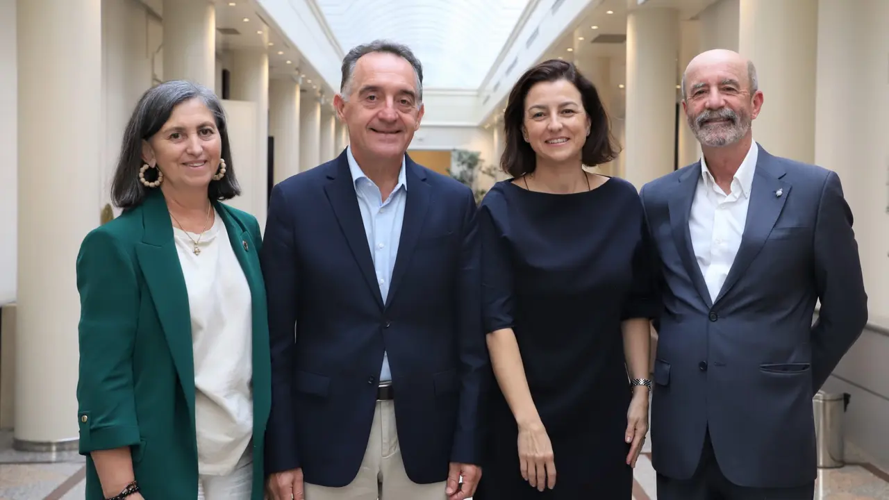 Eva Granados, junto a los ponentes socialsitas del proyecto de Ley de Memoria Democr&aacute;tica(1)